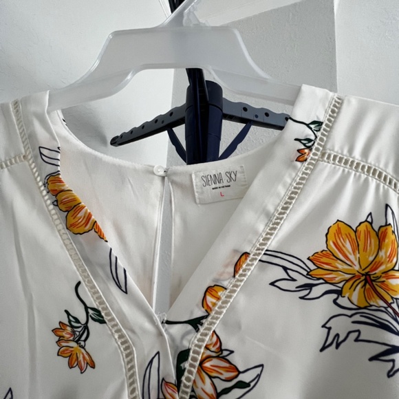 BRAND: Sienna Sky. Made in Vietnam, size Large. Casual - Picture 3 of 8